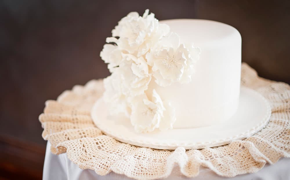 classic one tier wedding cake