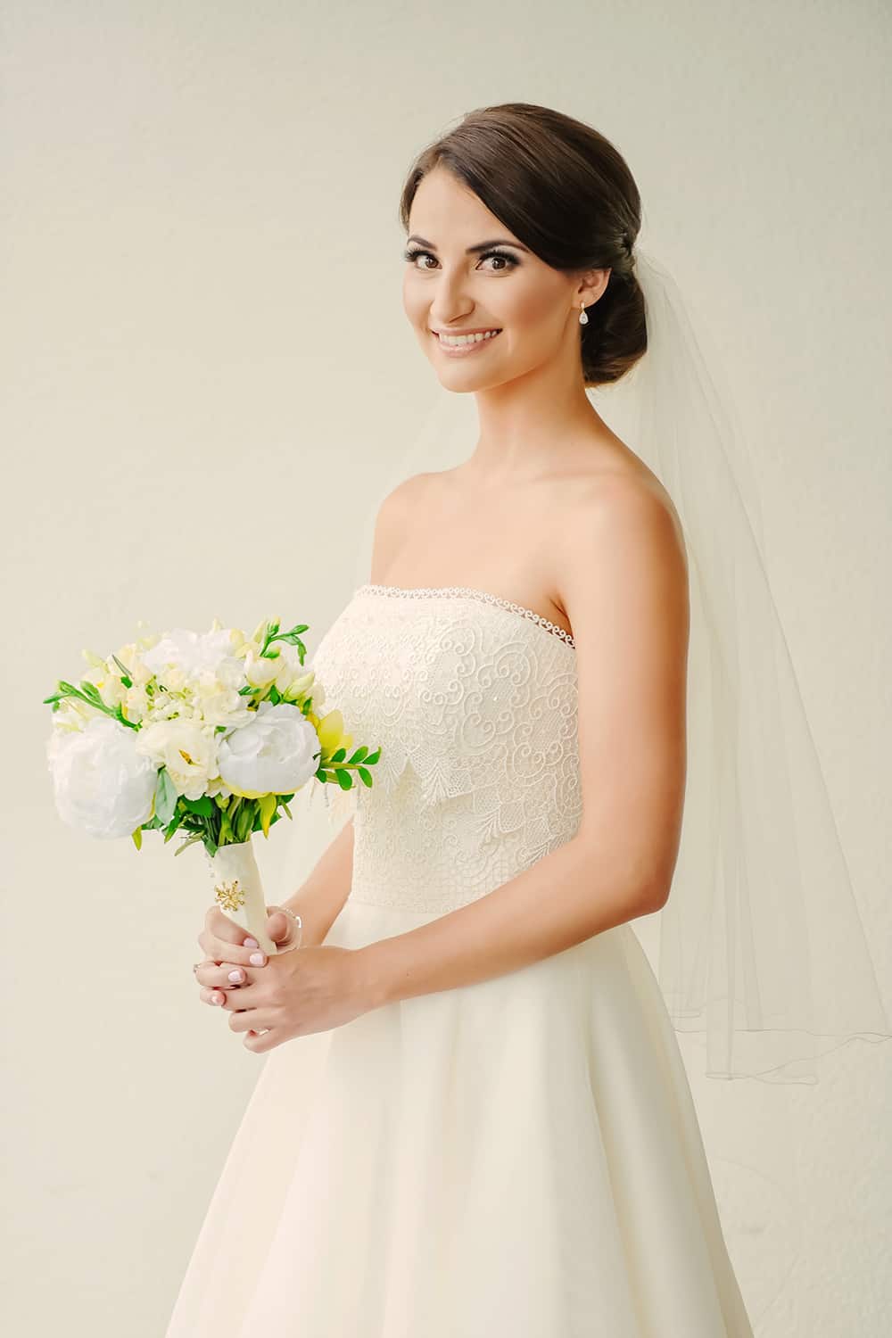 Real bride Lucy with her yellow, white and green bouquet. Photo: Evernew Studio