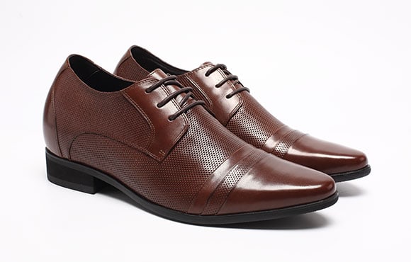 Groom style: Brown shoes.