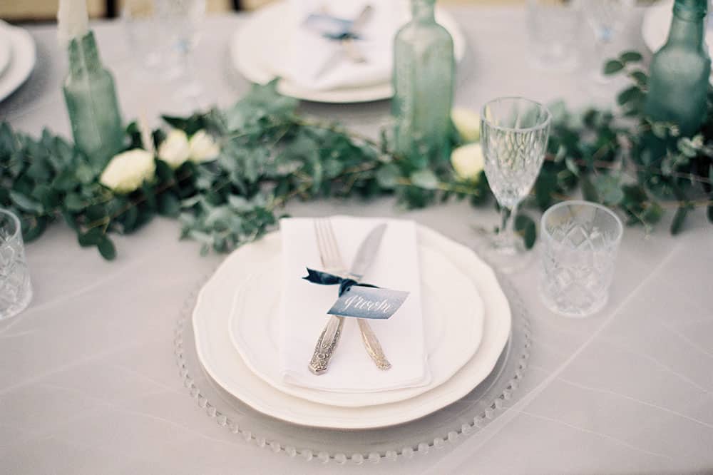 reception trends: Reception table setting with coastal colours.
