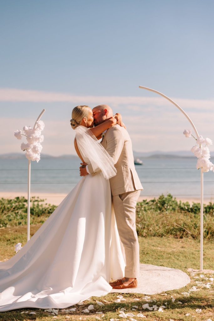 Real-wedding-Brooke-and-Ben-by-Sarah-Lette-Photography-couple-kissing