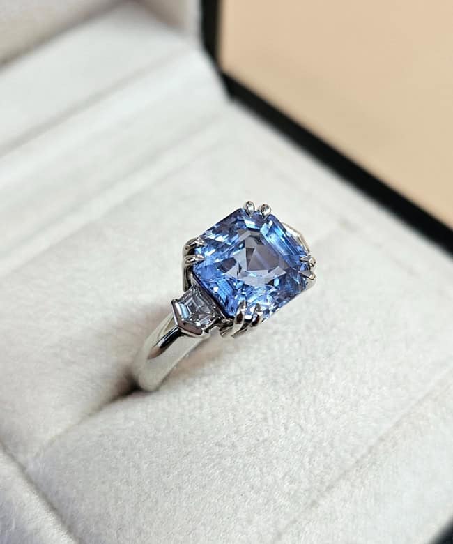Come through, cornflower blue. This custom Asscher-cut sapphire has us swooning, Aurupt Jewellers
