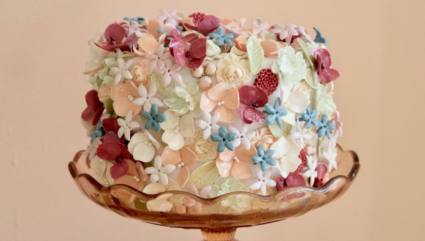 Edible and fresh flowers for your wedding cake
